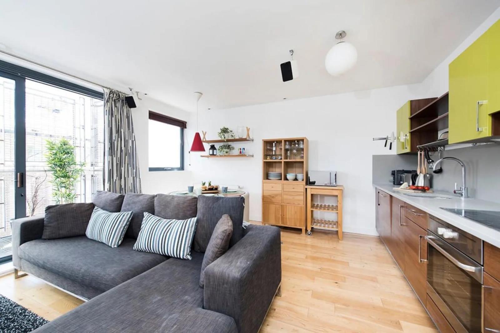 Modern 2 Bed Apartment W Balcony In London Bagian luar foto