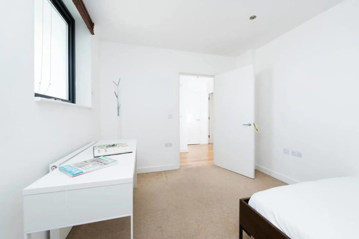 Modern 2 Bed Apartment W Balcony In London Bagian luar foto