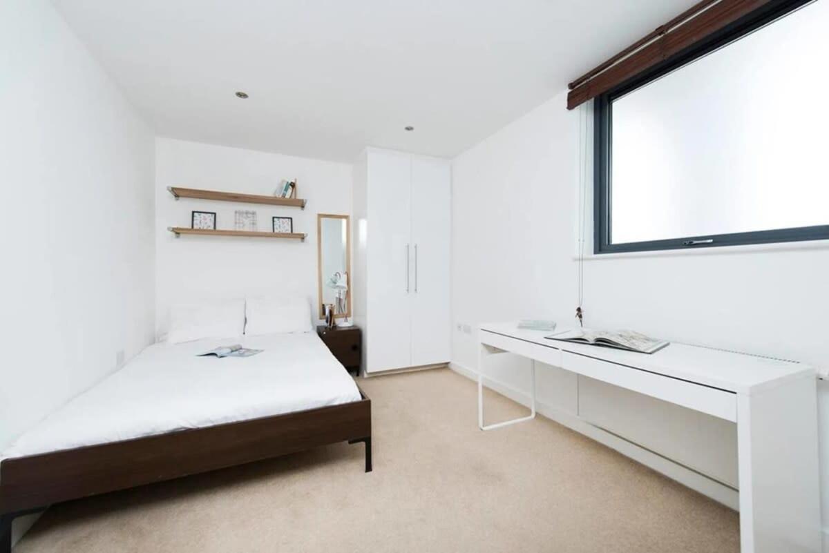 Modern 2 Bed Apartment W Balcony In London Bagian luar foto